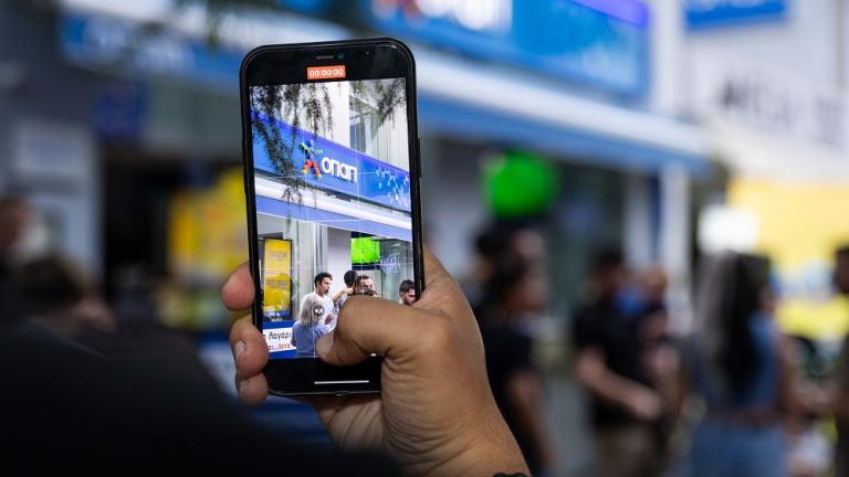 Ακόμα διασκεδάζουν στον Εύοσμο Θεσσαλονίκης: Το εντυπωσιακό party του ΛΟΤΤΟ στο τυχερό κατάστημα ΟΠΑΠ για τον μεγάλο νικητή