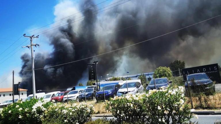 Φωτιά στη Βάρης – Κορωπίου: Μήνυμα 112 για εκκένωση – Κλειστή η έξοδος της Αττικής Οδού για Κορωπί–Βάρη–Αγία Μαρίνα