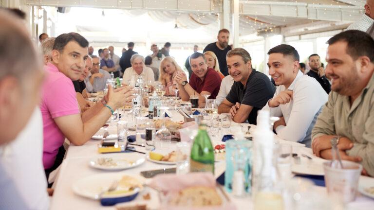 Ευρωεκλογές: Στιγμές χαλάρωσης για τους πολιτικούς αρχηγούς πριν τις αυριανές κάλπες