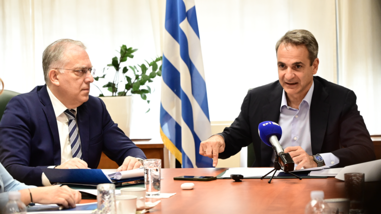 Επίσκεψη Μητσοτάκη στο υπουργείο Ανάπτυξης: «Στόχος όχι μόνο η μείωση του πληθωρισμού αλλά και των τιμών στα τρόφιμα»