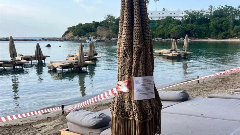 Ρόδος: Σφραγίστηκε το beach bar με τις πλωτές ξαπλώστρες μέσα στην θάλασσα