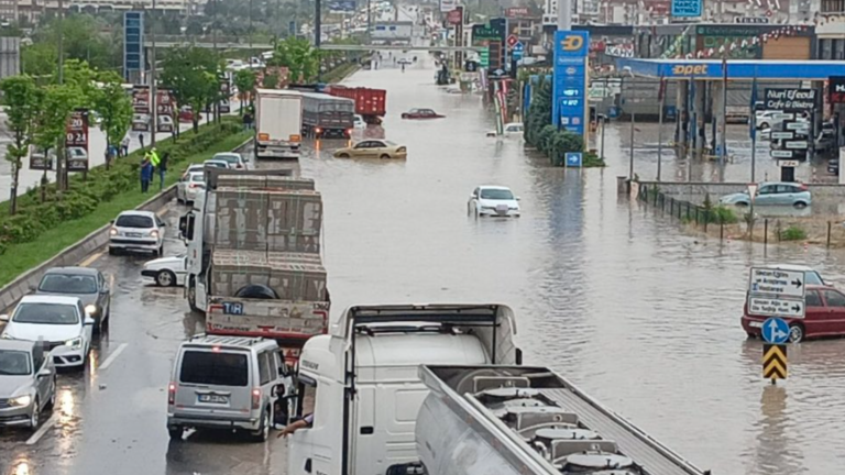 Τουρκία: «Πνίγηκε» η Άγκυρα λόγω ισχυρής καταιγίδας