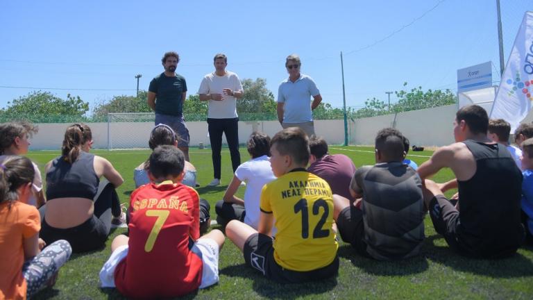 Τα παιδιά από «Το Χαμόγελο του Παιδιού» παίζουν μπάλα με Θωμά Μαύρο, Τάκη Φύσσα και Μελέτη Ηλία 