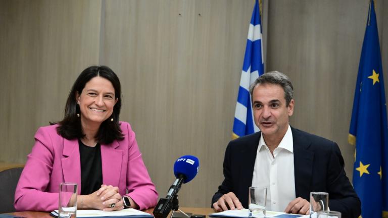 Επίσκεψη Μητσοτάκη στο υπουργείο Εργασίας: Ισχύει στο ακέραιο η δέσμευση της κυβέρνησης για 950 ευρώ κατώτατο μισθό στο τέλος της τετραετίας