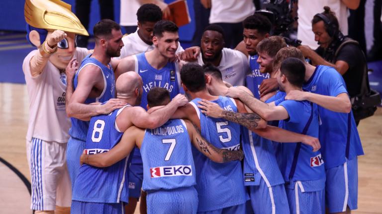 Ευχάριστη εξέλιξη! Τελικά όχι μόνο ο σημαιοφόρος Γιάννης Αντετοκούνμπο, αλλά σύσσωμη η Εθνική ομάδα αναμένεται να είναι παρούσα στην τελετή έναρξης των Ολυμπιακών Αγώνων, που θα γίνει στον Σηκουάνα στις 26 Ιουλίου. Η αποστολή της «επίσημης αγαπημένης» θα ταξιδέψει από το Λιλ, όπου θα γίνει η πρώτη φάση του ολυμπιακού τουρνουά μπάσκετ, προς το Παρίσι και θα επιστρέψει στη βάση της αργά το βράδυ, καθώς το Σάββατο (27/7) παίζει με τον Καναδά στις 22:00 στην πρεμιέρα της. Ο αρχηγός της ελληνικής αποστολής στους