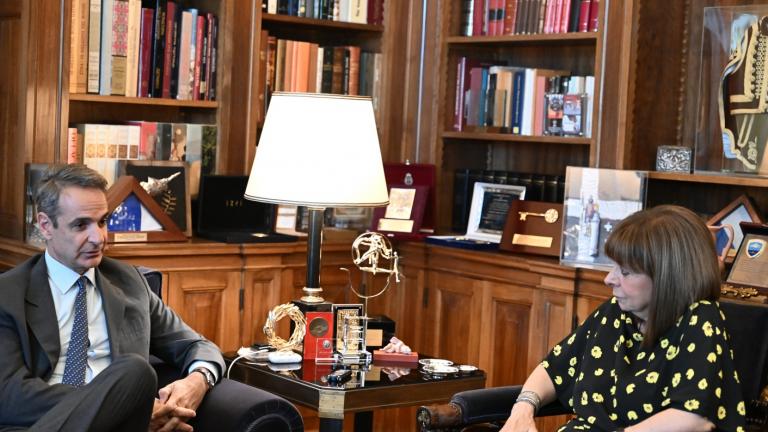 Μητσοτάκης σε Σακελλαροπούλου: Παραμένουμε προσηλωμένοι στο μέτωπο της τιθάσευσης της ακρίβειας