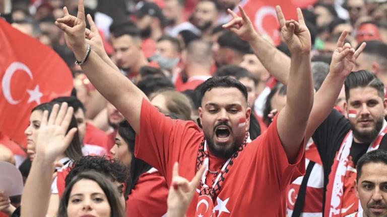 Γερμανία: «Αστακός» το Βερολίνο — Η αστυνομία διέλυσε πορεία Τούρκων φιλάθλων που επεδείκνυαν τον χαιρετισμό των «Γκρίζων Λύκων»