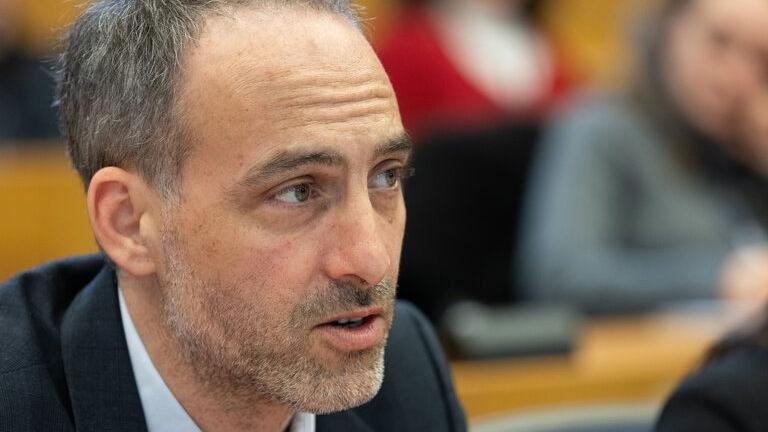 Γαλλία: Το 34% θέλει πρωθυπουργό τον κεντροαριστερό Ραφαέλ Γκλιουξμάν — Μόλις το 15% τον Μελανσόν