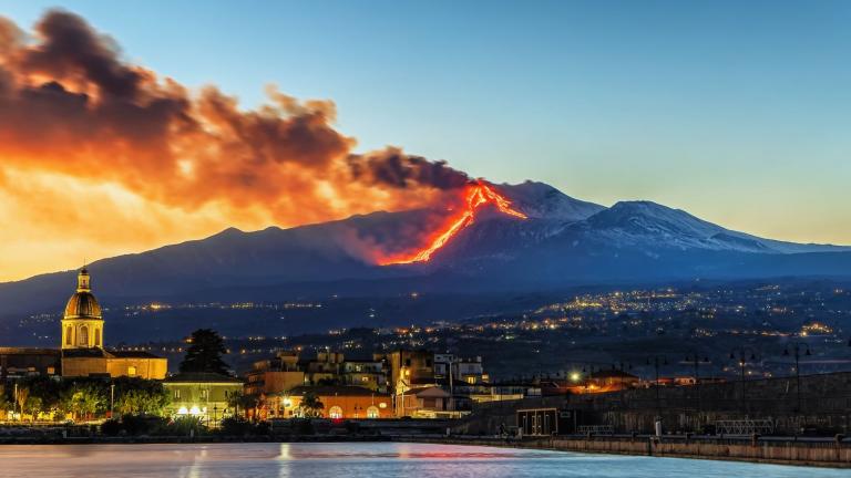 «Βρυχάται» και πάλι η Αίτνα: Αναστέλλονται οι πτήσεις από και προς το αεροδρόμιο της Κατάνια