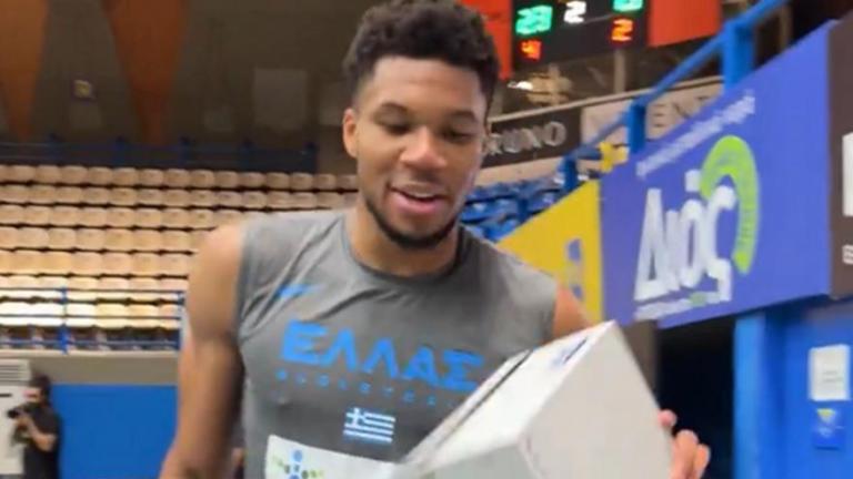 Γιάννης Αντετοκούνμπο: Μοίρασε παπούτσια σε όλη την Εθνική (ΒΙΝΤΕΟ)