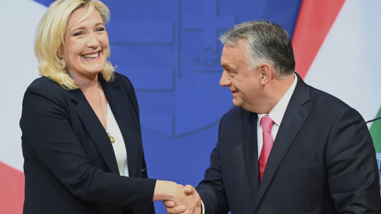 Bloomberg: Διαβουλεύσεις Λεπέν – Όρμπαν για το σχηματισμό ευρείας ακροδεξιάς πολιτικής ομάδας στην Ευρωβουλή