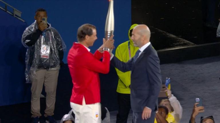 Ολυμπιακοί Αγώνες 2024: Ο «Ζιζού» παραδίδει τη φλόγα στον Ραφαέλ Ναδάλ (ΒΙΝΤΕΟ)