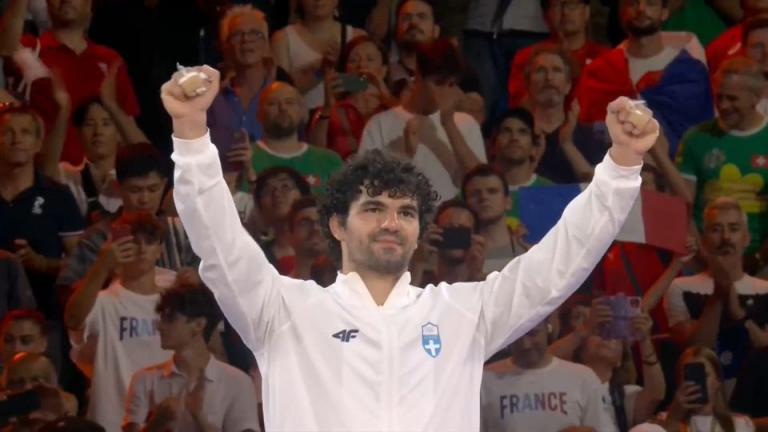 <script src="https://player.glomex.com/integration/1/glomex-player.js"></script> <glomex-player   data-integration-id="40599z13k80ce6md"   data-playlist-id="v-d33w43tyqfep"> </glomex-player> <script type="application/ld+json"> {"@context":"http://schema.org","@type":"VideoObject","name":"Στο πάνθεον των Ολυμπιακών Αγώνων ο Θοδωρής Τσελίδης | Η απονομή του χάλκινου μεταλλίου στον Έλληνα τζουντόκα","description":"Η απονομή του χάλκινου μεταλλίου στον Θοδωρή Τσελίδη.","thumbnailUrl":"https://i2thumbs.glomex.co