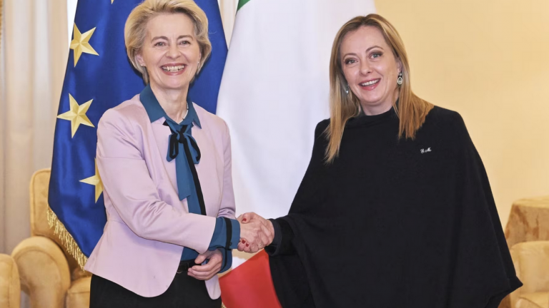 Politico: Το «οδυνηρό δίλημμα» της Μελόνι ίσως κρίνει τη 2η θητεία της φον ντερ Λάιεν στην Κομισιόν