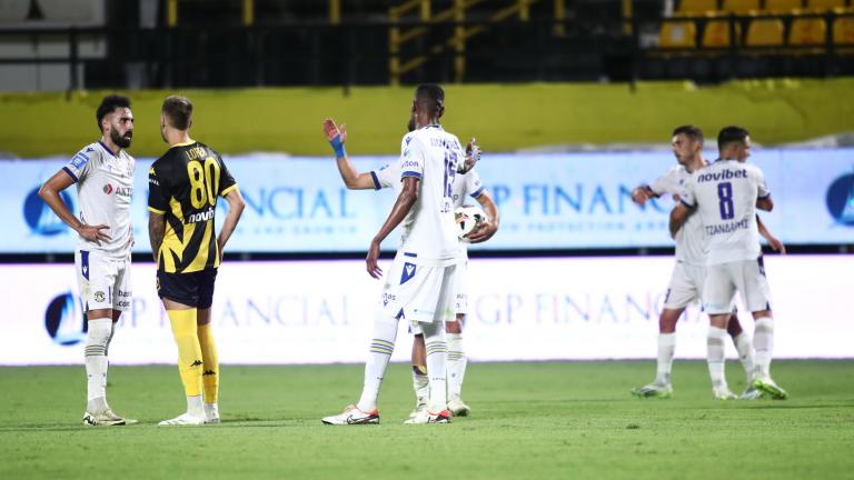 Όρθιος στο «Κλεάνθης Βικελίδης» ο Asteras AKTOR! Η ομάδα του Μίλαν Ράσταβατς δεν μάσησε από το -κόντρα στη ροή- προβάδισμα του Άρη με το παρθενικό φετινό γκολ του Μορόν και βρήκε απάντηση με τον Ρεγκίς για το 1-1. Οι μεγαλύτερες ευκαιρίες ανήκαν στους Αρκάδες, οι οποίοι αποδείχτηκαν φλύαροι στην τελική προσπάθεια, ενώ μετά το 1-1 είχαν τεράστια φάση με τον Μάντζη να χάνει το κοντρόλ σε τετ-α-τετ. Μάλιστα, ο Έλληνας στράικερ αποβλήθηκε με δύο κίτρινες σε μικρό διάστημα, με τη δεύτερη να μην έχει καταλάβει κα