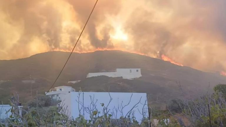 Ικαρία: Μαίνεται για δεύτερη μέρα η πυρκαγιά στους Φούρνους