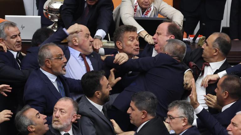 Τουρκία: «Ρίνγκ» έγινε και πάλι η Εθνοσυνέλευση - Άγριο ξύλο μεταξύ βουλευτών