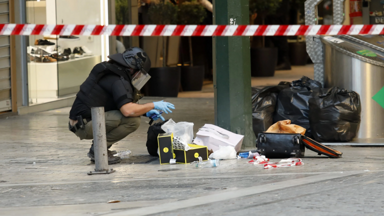 Λήξη συναγερμού στο Σύνταγμα: Σκουπίδια περιείχε η ύποπτη βαλίτσα