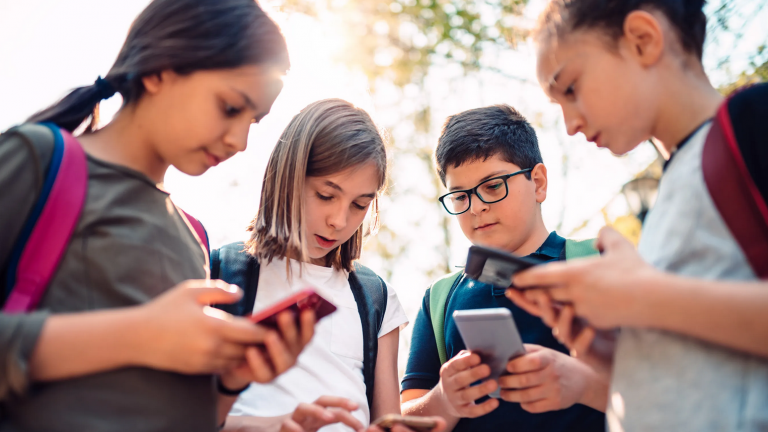 Ανήλικοι και social media: Προσεχώς εθνικό σχέδιο σε τρεις άξονες - Τέλη Δεκεμβρίου οι ανακοινώσεις