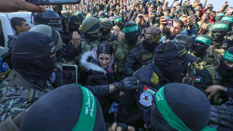 Γάζα: Χαοτική εικόνα κατά τη νέα απελευθέρωση ομήρων – Παραδόθηκαν η 29χρονη και ο 80χρονος σύμφωνα με ισραηλινά ΜΜΕ