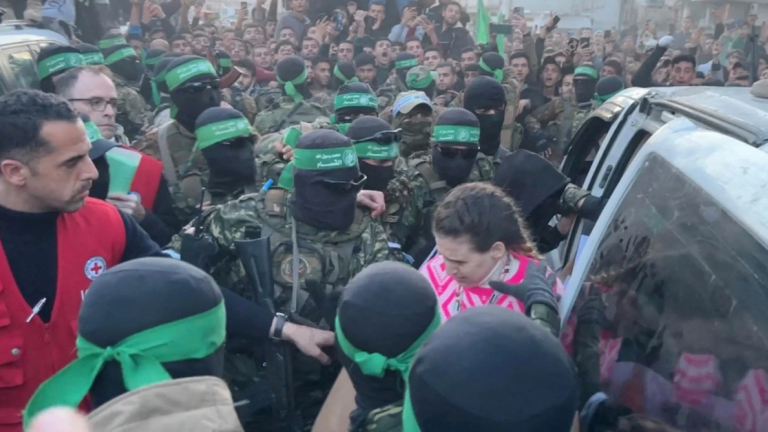 Εκεχειρία στη Γάζα: Στο Ισραήλ οι τρεις όμηροι, επανενώθηκαν με τις μητέρες τους - Το Σάββατο 25/1 η επόμενη ανταλλαγή λέει η Χαμάς