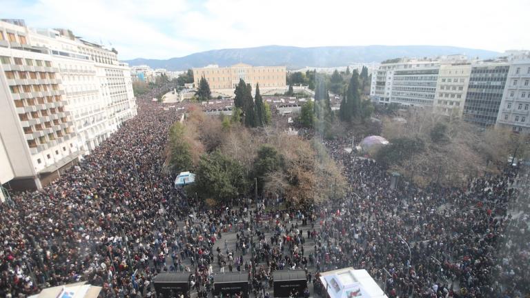 Συγκεντρώσεις για τα Τέμπη — LIVE εικόνα από την πλατεία Συντάγματος 