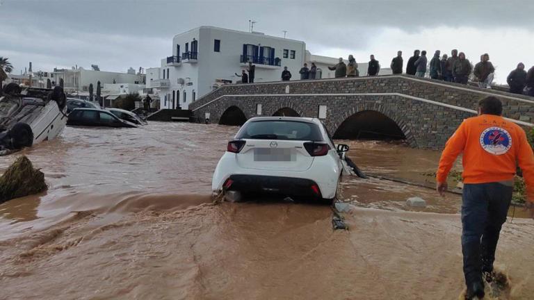 Στο επίκεντρο της κακοκαιρίας οι Κυκλάδες: «Βούλιαξαν» Πάρος και Μύκονος — Πού θα είναι έντονα τα φαινόμενα τις επόμενες ώρες