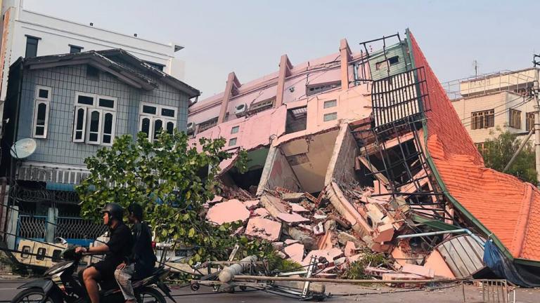 Σεισμός σε Μιανμάρ - Ταϊλάνδη: Εικόνες καταστροφής - Μάχη με τον χρόνο για τους επιζώντες, στους 1.644 αυξήθηκαν οι νεκροί