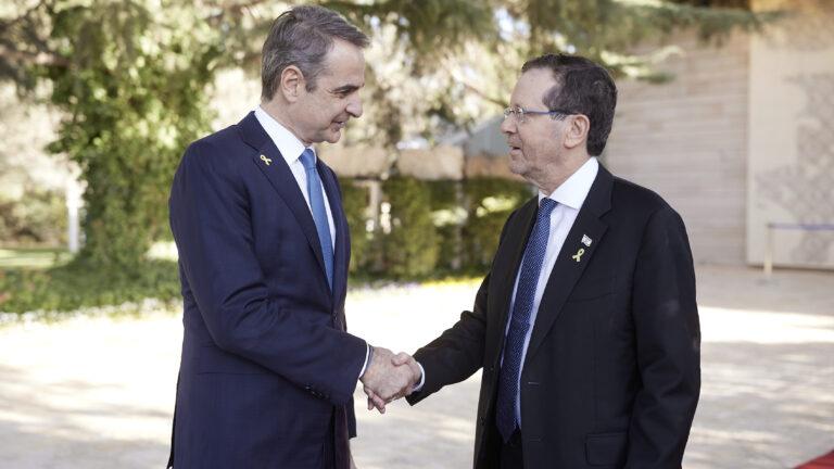 Επίσκεψη Μητσοτάκη στο Ισραήλ: Θερμή υποδοχή από τον πρόεδρο Χέρτζογκ