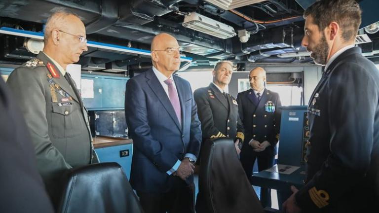 Ν. Δένδιας, Στρατηγός Χούπης και Αντιναύαρχος Κατάρας επισκέφθηκαν την ιταλική φρεγάτα τύπου FREMM στον Πειραιά – Κάτι αρχίζει «να κινείται» 