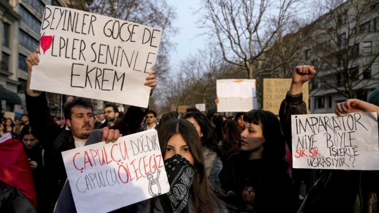 Γερμανία: Διαδήλωση Τούρκων μεταναστών στο Βερολίνο υπέρ του Ιμάμογλου