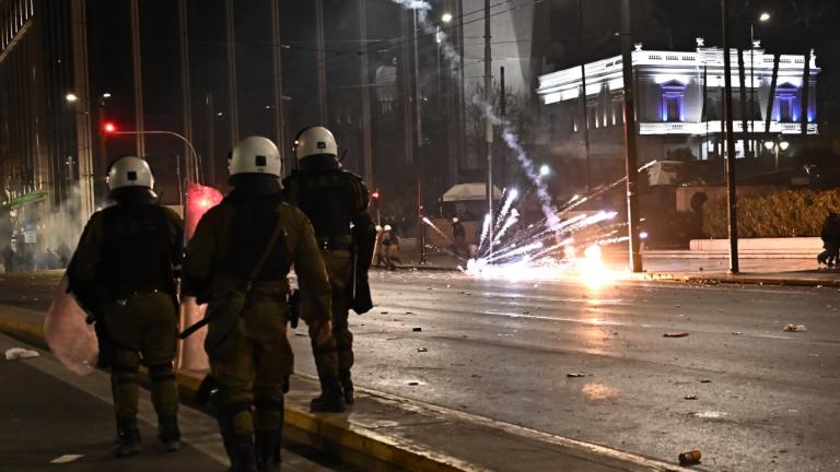 Σύνταγμα: Επεισόδια μεταξύ αστυνομίας και κουκουλοφόρων μετά την συγκέντρωση