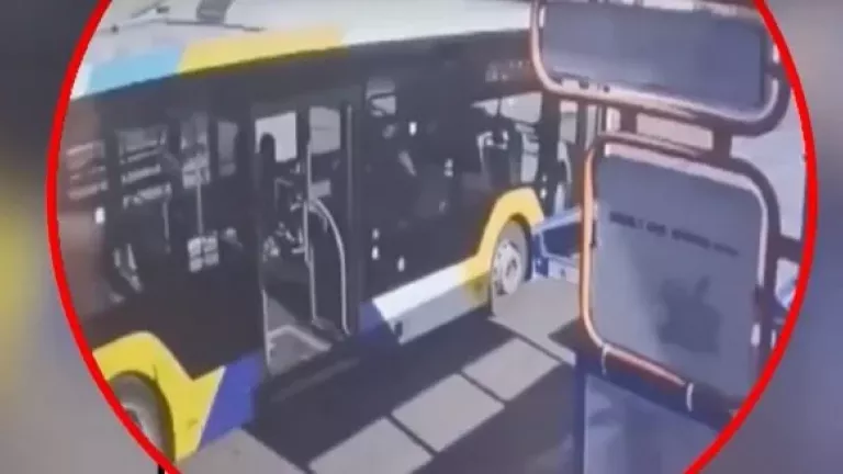 Κορωπί: Βίντεο ντοκουμέντο από την επίθεση με κατσαβίδι σε λεωφορείο - Γνωστός στις Αρχές ο 51χρονος που τραυμάτισε αστυνομικούς και πολίτη