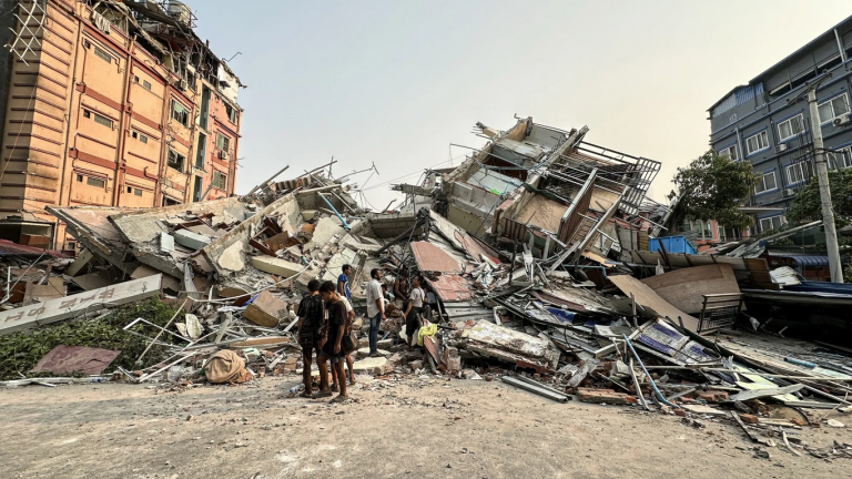 Τραγωδία στη Μιανμάρ: Εικόνες καταστροφής και οσμή θανάτου από τον μεγάλο σεισμό – Πάνω από 1.640 οι νεκροί – Λιγοστεύουν οι ελπίδες για επιζώντες