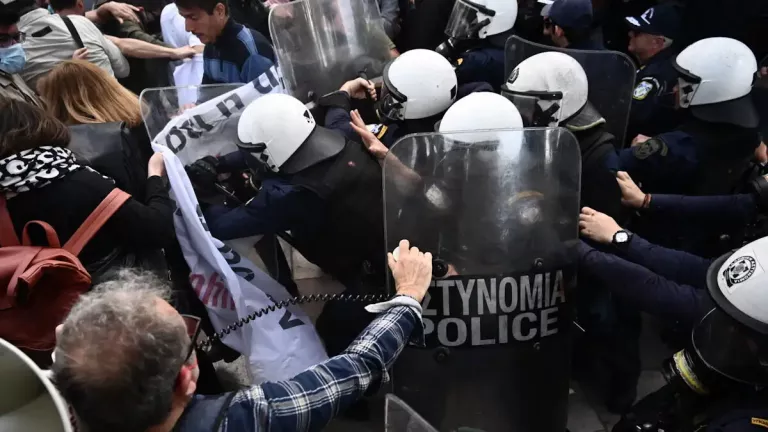 Πανεκπαιδευτικό συλλαλητήριο στην Αθήνα: Ένταση και χημικά κοντά στο Μέγαρο Μαξίμου