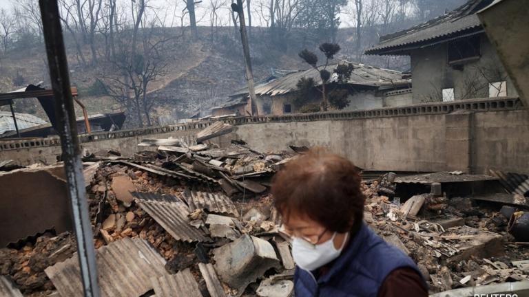Πυρκαγιές στη Νότια Κορέα: 28 άτομα έχασαν τη ζωή τους, κάηκαν πάνω από 2.240 σπίτια 