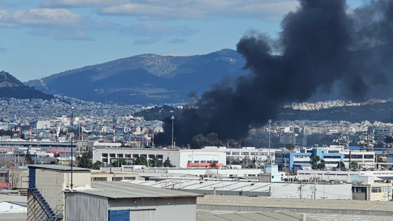 Πυρκαγιά σε υπαίθριο χώρο στον Ταύρο – Ήχησε 112 για τον πυκνό καπνό, «κλείστε πόρτες και παράθυρα»