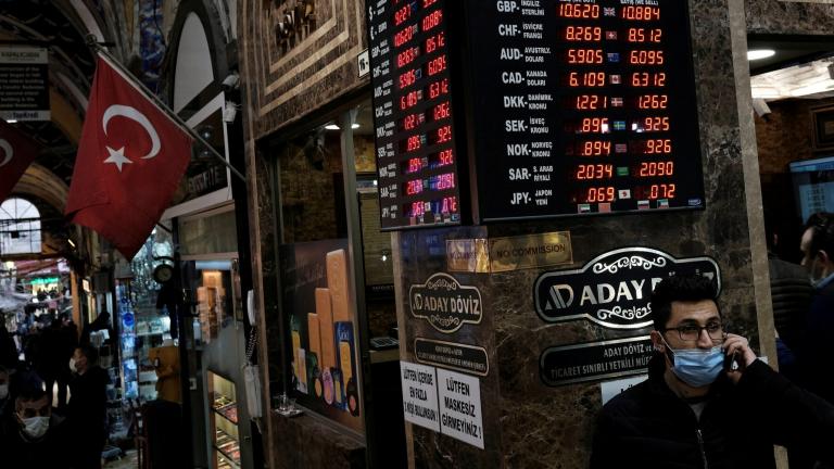 DW: Η πολιτική αβεβαιότητα στην Τουρκία «βυθίζει» την οικονομία