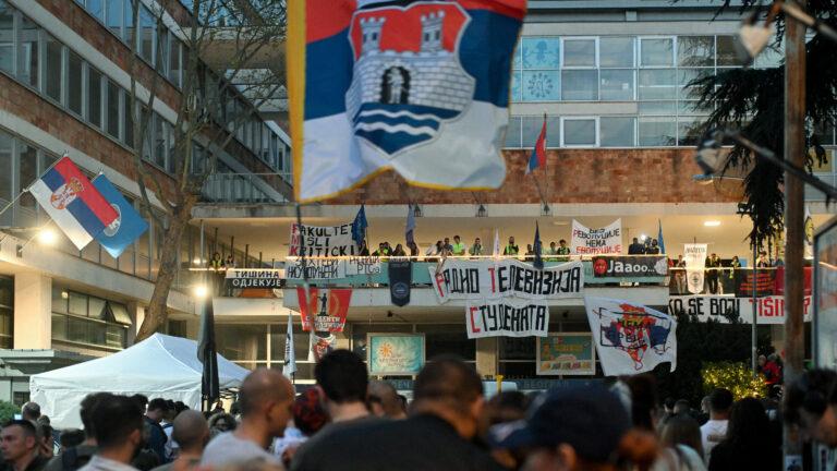 Βελιγράδι: Έξω από την κρατική τηλεόραση ο παλμός των αντικυβερνητικών διαδηλώσεων