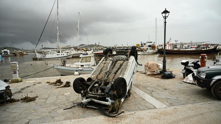 Σε κατάσταση έκτακτης ανάγκης η Πάρος μετά τη σφοδρή κακοκαιρία - Εικόνες καταστροφής και στη Μύκονο