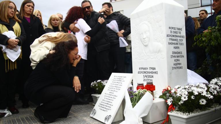 Κυριακή Γρίβα: Συγκίνηση στα αποκαλυπτήρια του μνημείου για τη δολοφονία της μπροστά στο ΑΤ Αγίων Αναργύρων