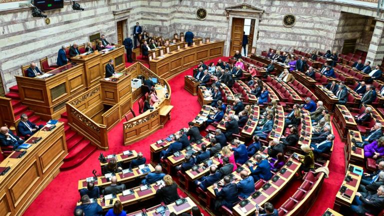 Βουλή: Πολιτική σύγκρουση για τα εξοπλιστικά - Αυξήσεις στους σωφρονιστικούς, προανήγγειλε ο Κ. Μητσοτάκης