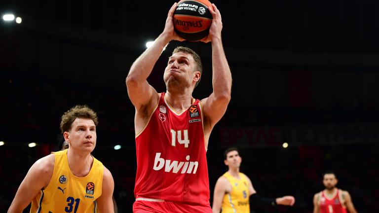 Θρυλική βραδιά στον ΣΕΦ για την κορυφαία ομάδα της κανονικής περιόδου της φετινής Ευρωλίγκας! Σε ένα εντυπωσιακό παιχνίδι με πολλές μάχες, μεγάλα καλάθια και υψηλό σκορ, ο Ολυμπιακός λύγισε τη Μακάμπι Τελ Αβίβ με το τελικό 99-93 για την 34η και τελευταία αγωνιστική, και πανηγύρισε μαζί με τον πύρινο λαό του την πρώτη θέση της regular season της κορυφαίας ευρωπαϊκής διοργάνωσης