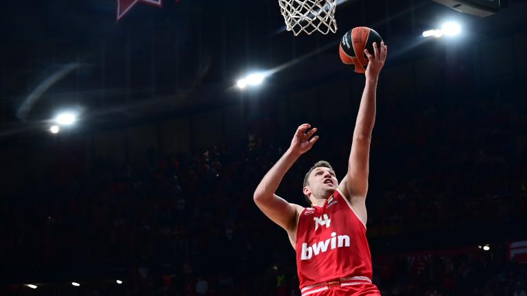 Θρυλική βραδιά στον ΣΕΦ για την κορυφαία ομάδα της κανονικής περιόδου της φετινής Ευρωλίγκας! Σε ένα εντυπωσιακό παιχνίδι με πολλές μάχες, μεγάλα καλάθια και υψηλό σκορ, ο Ολυμπιακός λύγισε τη Μακάμπι Τελ Αβίβ με το τελικό 99-93 για την 34η και τελευταία αγωνιστική, και πανηγύρισε μαζί με τον πύρινο λαό του την πρώτη θέση της regular season της κορυφαίας ευρωπαϊκής διοργάνωσης