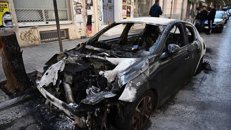 Νύχτα έντασης στα Εξάρχεια: Σοβαρές ζημιές σε 21 αυτοκίνητα και μία πολυκατοικία