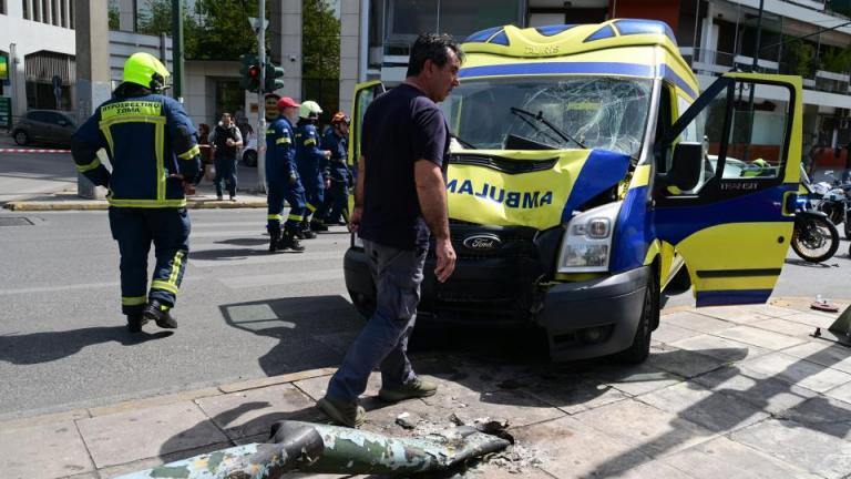 Παγκράτι: Πώς συνέβη το τροχαίο - Σε σοβαρή κατάσταση η μία πεζή και η ασθενής που μετέφερε το ασθενοφόρο