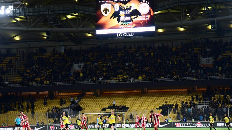 ΑΕΚ: Οπαδοί έξω από τα επίσημα, αποδοκιμασίες κατά Ηλιόπουλου και κατά πάντων