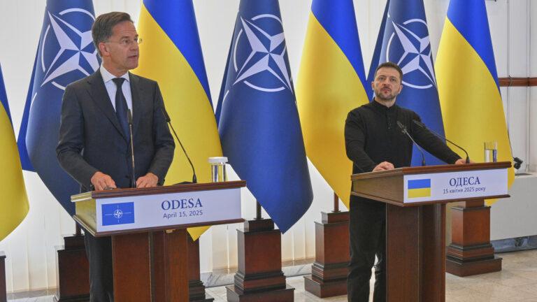 Αιφνιδιαστική επίσκεψη Ρούτε στην Οδησσό μαζί με τον Β. Ζελένσκι - «Ακλόνητη η υποστήριξη του ΝΑΤΟ προς την Ουκρανία»