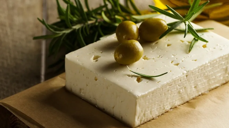 Δασμοί Τραμπ: Tι σημαίνουν για τις ελληνικές εξαγωγές φέτας και ελιάς - Για απώλεια μεριδίου της αγοράς κάνουν λόγο ειδικοί