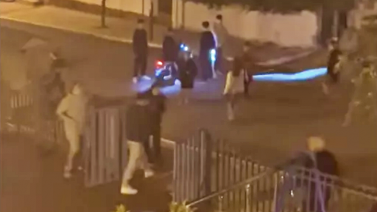  Εξοργιστικό περιστατικό στον Πόρο: Παρέα νεαρών πέταξε βαρελότα στα πόδια ηλικιωμένης γυναίκας